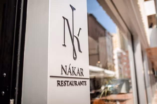 Rótulo de Nákar Restaurante en la fachada de la calle Fernando Guanarteme