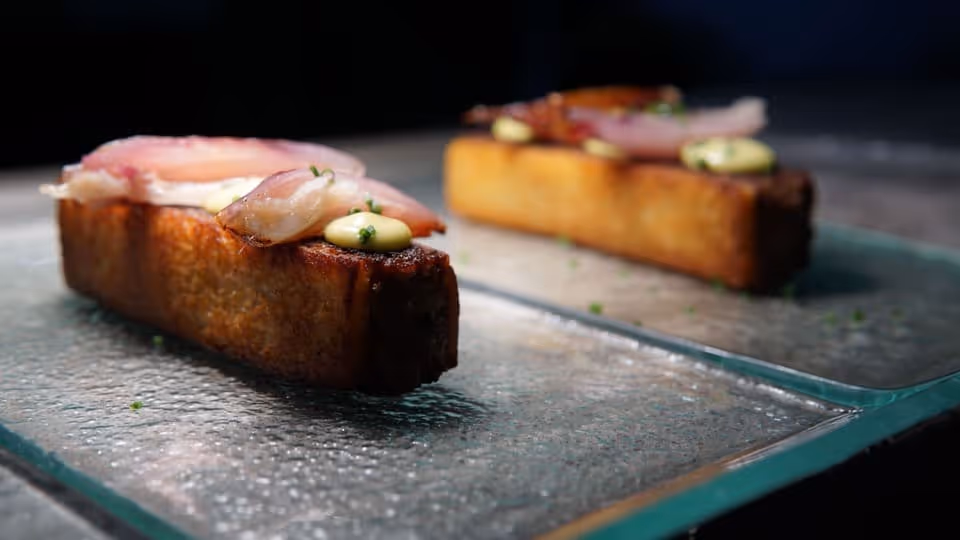Pintxos de pan brioche con panceta sobre plancha de cristal